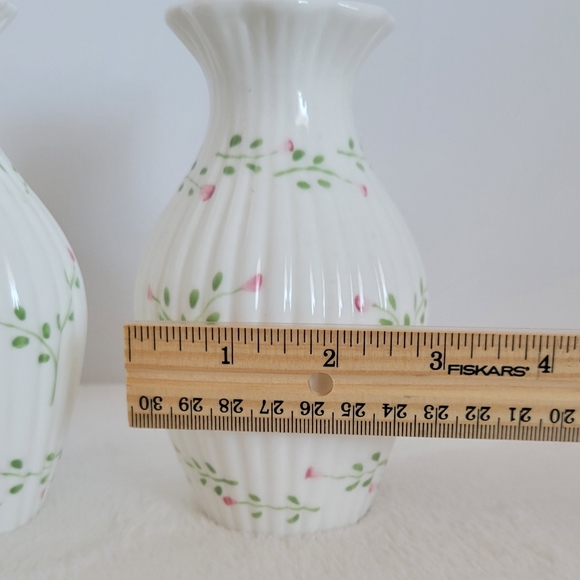2 Pc Set White Porcelain Rose Bud Print Vase's - Picture 4 of 9